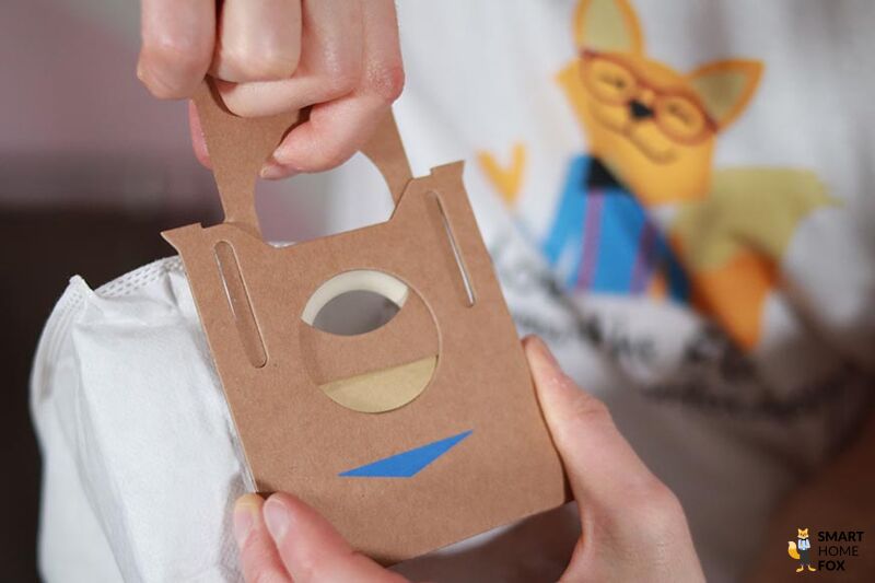 der Selbstverschluss des Staubbeutels der Yeedi Vac Station ist in der Nahaufnahme zu sehen.